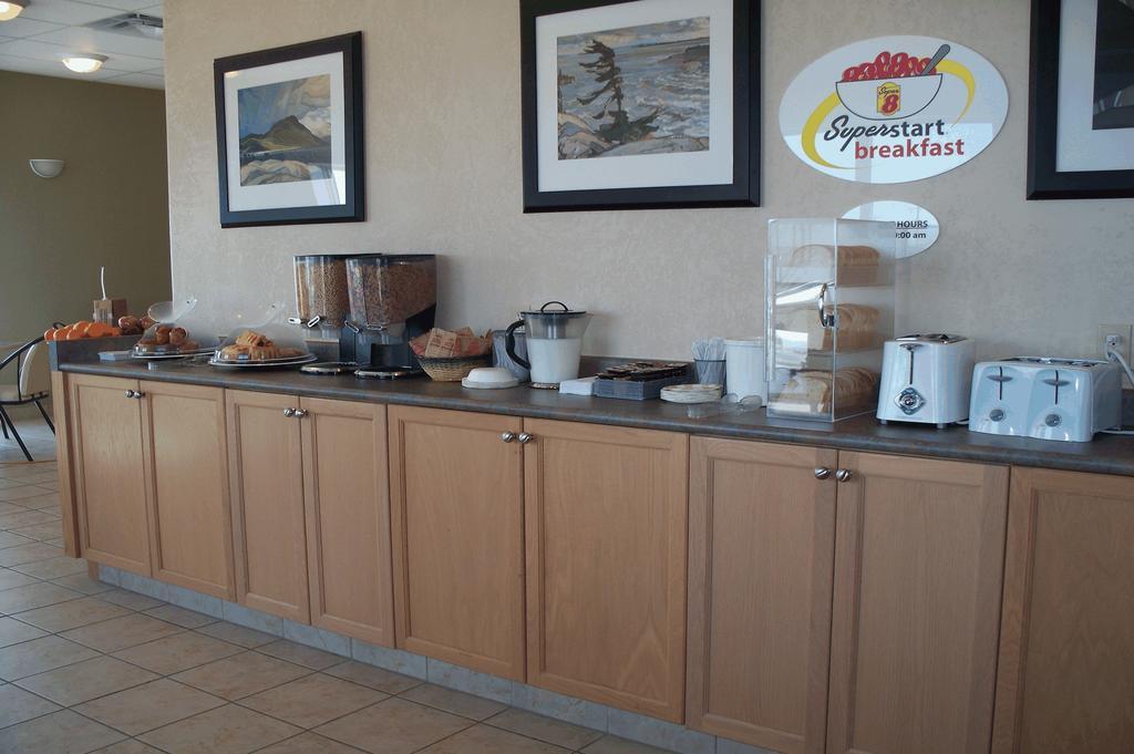Super 8 By Wyndham Pincher Creek Ab מראה חיצוני תמונה